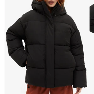 Vinterjacka  - Säljer nu min oversized vinterjacka från monki i storlek S då den inte längre kommer till användning. Skriv för fler bilder💞köptes förra vintern