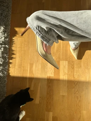 Spetsiga klackar - Klackar i ormskinns liknande material i storlek 38. Köpta på sellpy men är från märket Vero Cuoio. Bra skick, säljer då de är för stora.🫶🏻