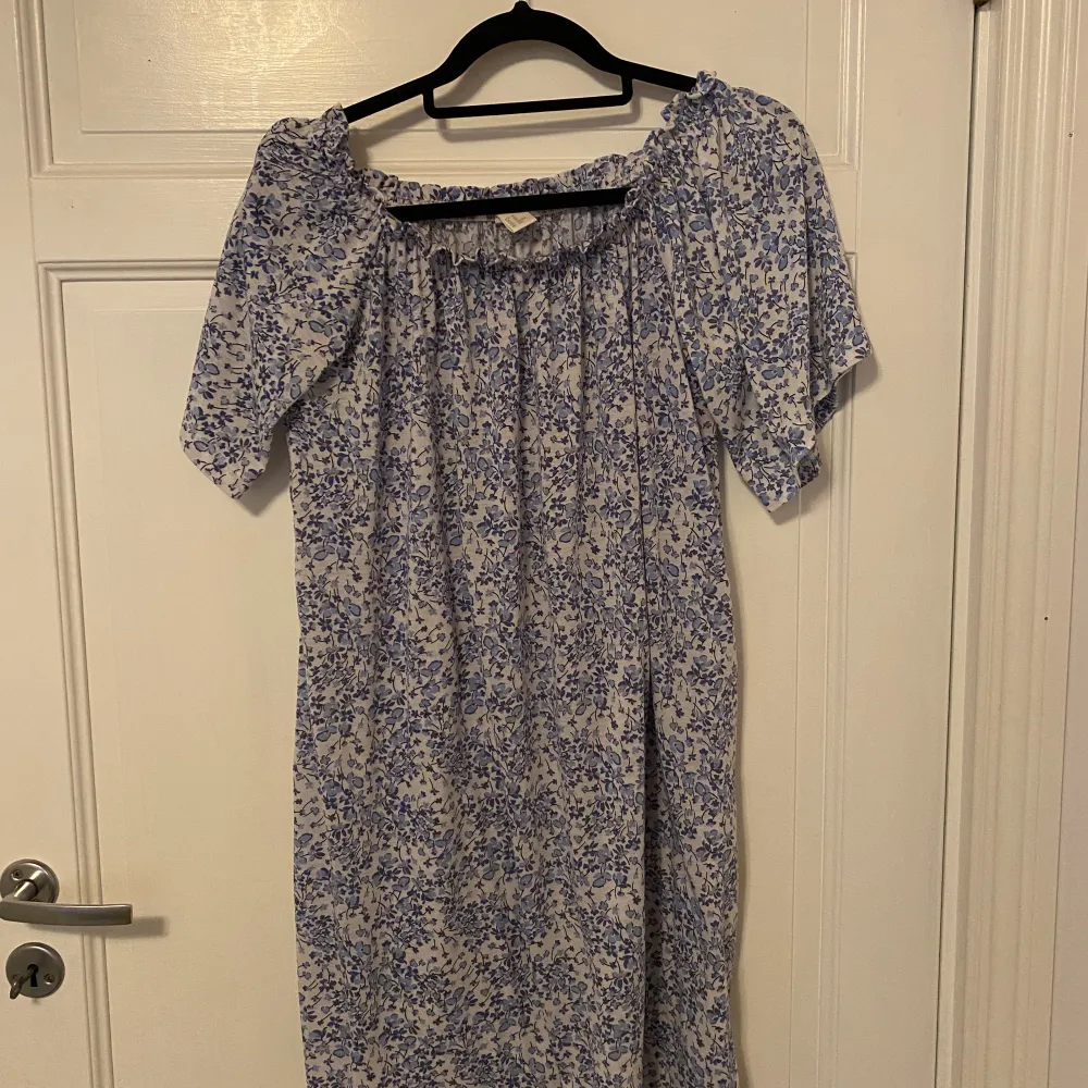 En blå blommig klänning som är i storleken xs och som jag säljer för 50 kronor :)💕 Väldigt bra skick då den aldrig använts.. Klänningar.