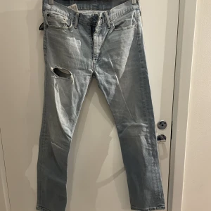Levis jeans  - Detta är endast intresse koll, då byxorna har hål i skrevet. Se bild 3 inte alls stort de går att sy ihop om man vill det såklart. Annars är byxorna i använt skick men fortfarande väldigt fina så Levis kvalite är bra