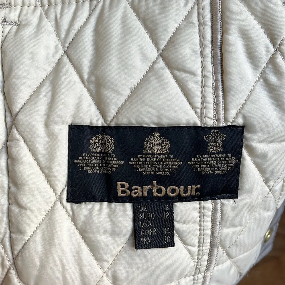 Säljer nu min knappt använda Barbour International Quilt jacka. I storlek 32. Passar en 34. I nyskick.. Jackor.