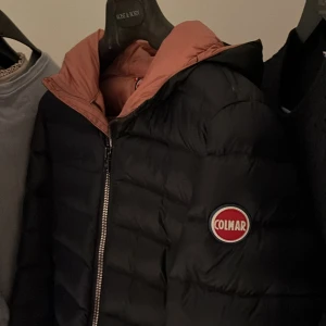 Colmar jacka - Säljer min jätte fina Colmar jacka! Helt nytt skick och äkta! Äktighets bevis finns. Perfekt för hösten och vintern! Nypris ca 4500 kr. Storlek 12 år men passar mig som har XS-S  Hör av dig om du vill ha fler bilder eller annan info! TRYCK INTE PÅ KÖP NU 