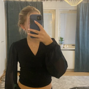 Blus  - Säljer denna blus eftersom den aldrig har använts och kommer aldrig till användning också. Den har till och med lappen kvar.