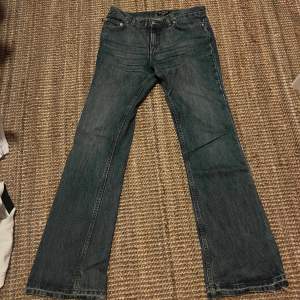 Asgrymma Ralph lauren polo jeans med en sinnessjukt snygg bootcut. Säljer för de har blivit för små. Det står storlek 33 men sitter mer som 30