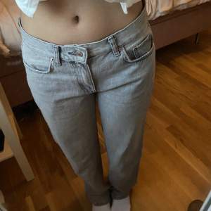 Säljer mina jeans från Gina tricot då dem inte kommer till användning längre. Dem är straight leg och i strl 34. Väldigt bra skick då dem bara använts några fåtal gånger. 