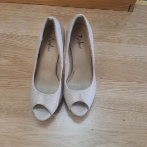 Klackskor - Klackskor i fint skick och använt 1-2 gånger. Inga skador och köpare står för frackten. Priset diskuteras.