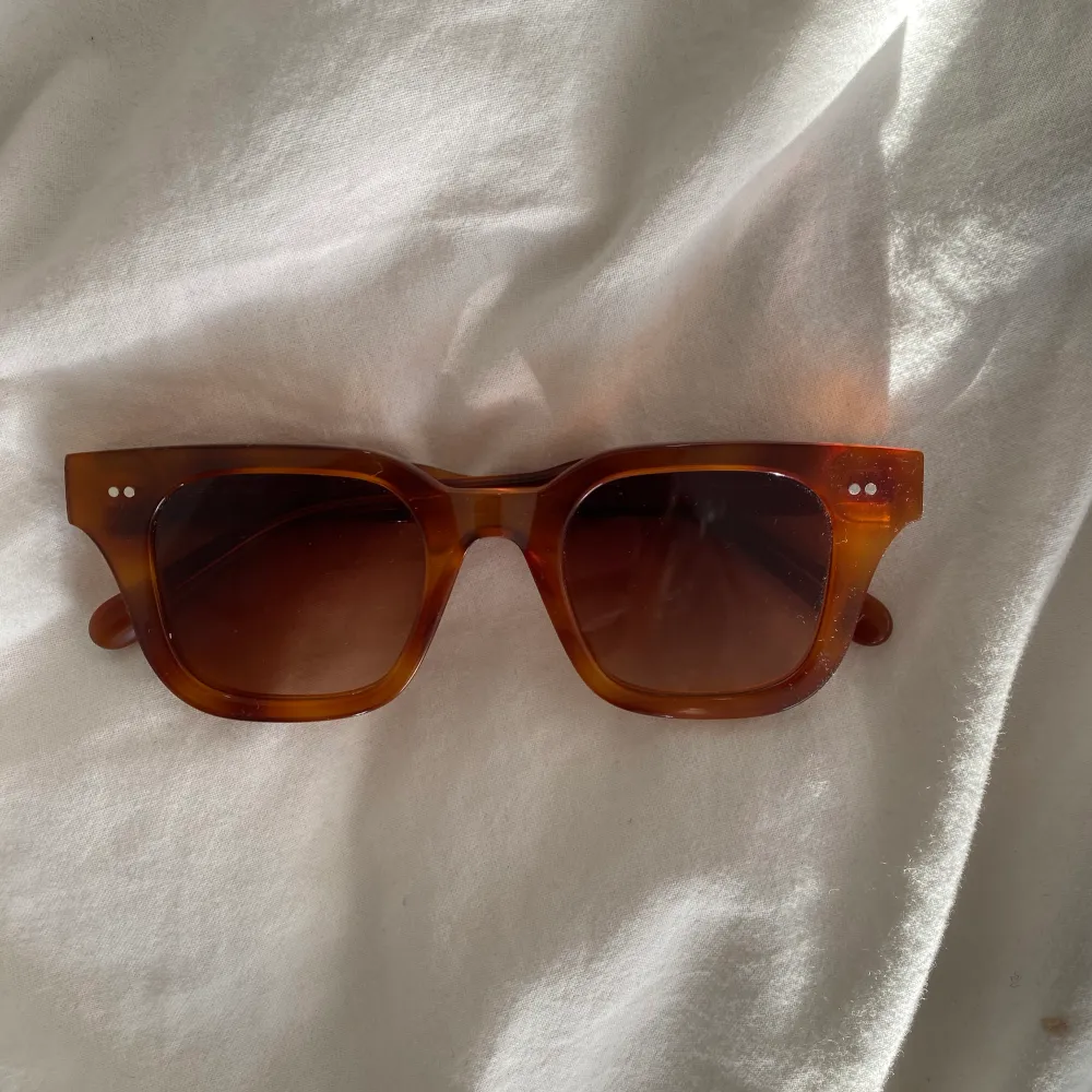 Chimi solglasögon 04 Havana 🤍 slutsålda och köpta för ca 1200kr. Fint skick, box mm tillkommer tyvärr inte. 900kr . Accessoarer.