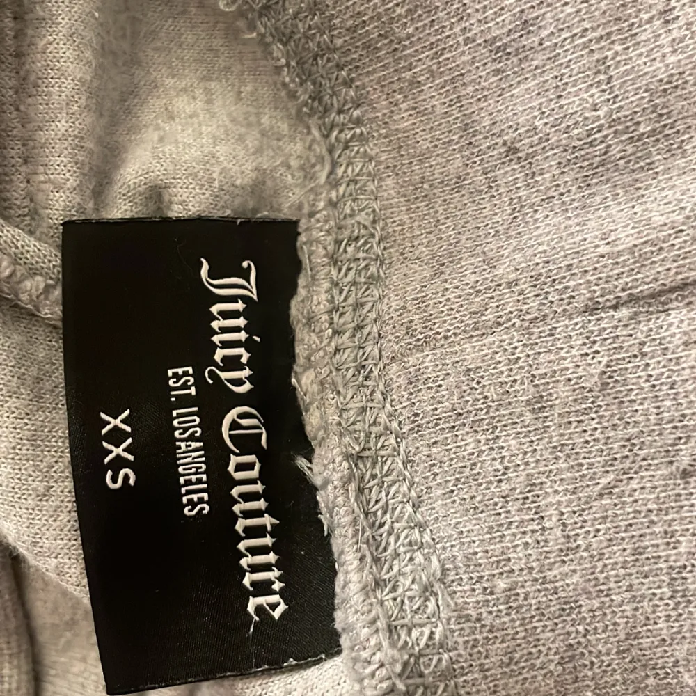 Säljer nu mina gråa juicy Couture byxor! Köpte de i vintras och de är i bra skick. Inga defekter förutom att ena metallbiten har lossnat men inget som märks💕 Köptes för 1.200. Skriv för fler bilder & kan kanske även tänka mig byta mot ett par röda💞. Jeans & Byxor.