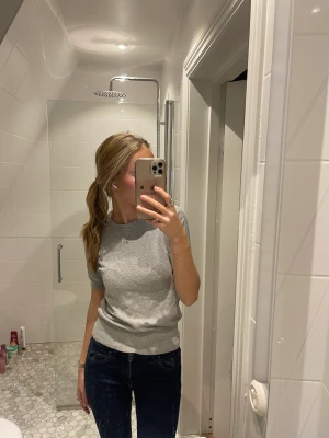 T-shirt zara - En grå T-shirt från zara! Storlek M men passar fler! Jag brukar ha xs