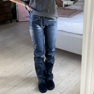 Eytys Jeans - Lågmidjade lackade mörkblå jeans i modellen Cypress från Eytys i storlek W28L34, aningen långa på mig som är 170cm. Så balla och knappt använda, i toppenskick❣️❣️