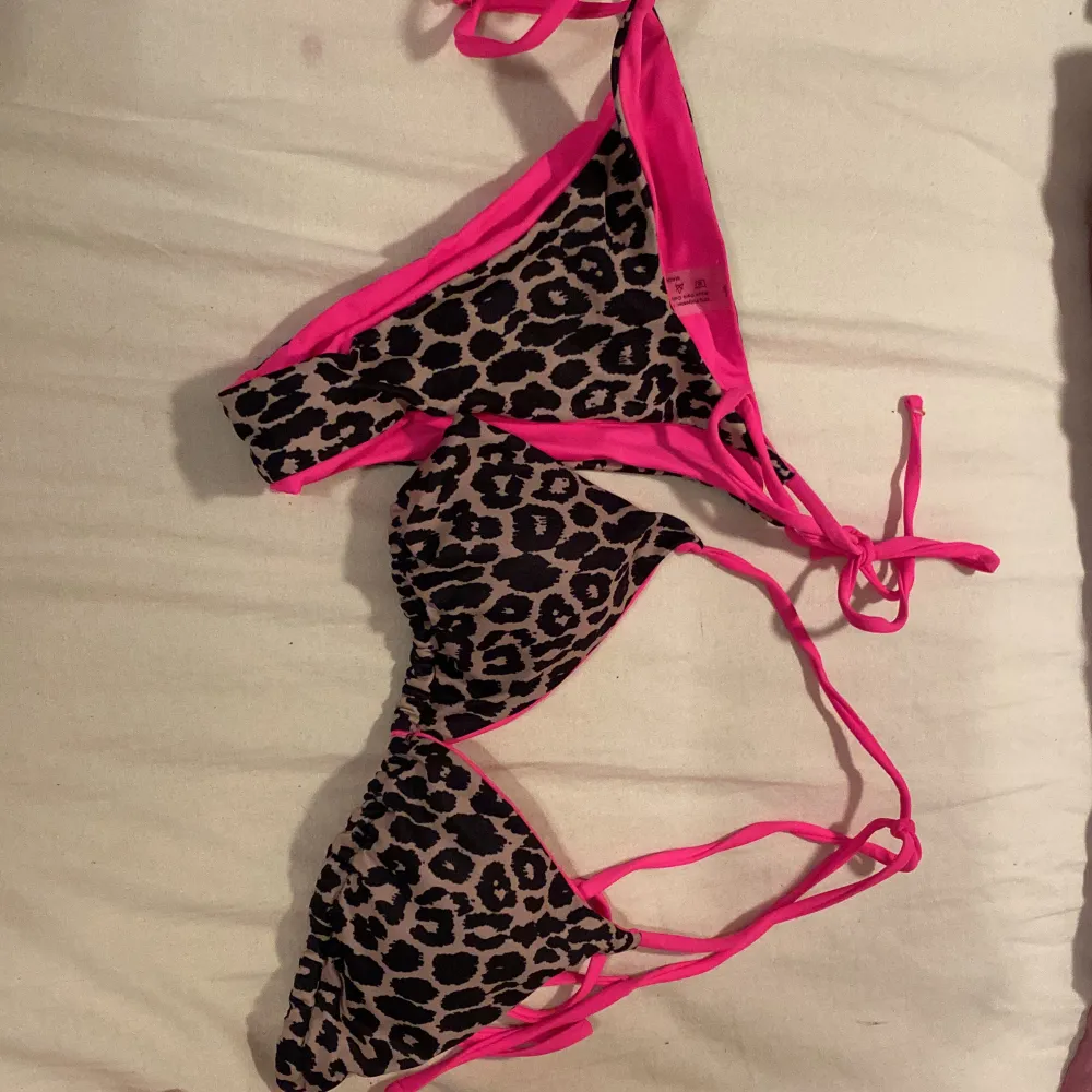 En neon rosa leopard bikini från SHEIN som aldrig kommit till användning. Shorts.