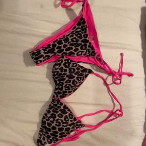 En neon rosa leopard bikini från SHEIN som aldrig kommit till användning