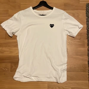 Cdg t-shirt  - Cdg Play T-shirt i strl M men passar även S. Den är ganska använd men i bra skick och inga skador eller märken.