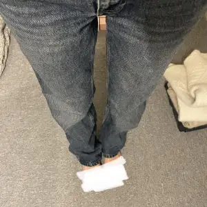Jättefina jeans från weekday, de är låg/mid waist och i modellen ”arrow”. Nypris: 590kr. De är lite slitna men har inga defekter 💕