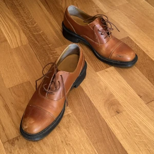Dr.Martens - Fina låga Dr.Martens i äkta läder 👞👞 Lite slitna i fram, men har använts väldigt sparsamt. Inköpta för ett antal år sedan. Storlek 39. 