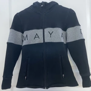 Maya Delorez Tjocktröja - Hej! Säljer denna Maya Delorez tröja, med lite varmare foder innuti :) är i storlek xxs. Den är ganska använd men syns inte, (tvättas innan den skickas). Väldigt skön nu på hösten men även vintern! Om det är något annat du vill veta så skriv! :)