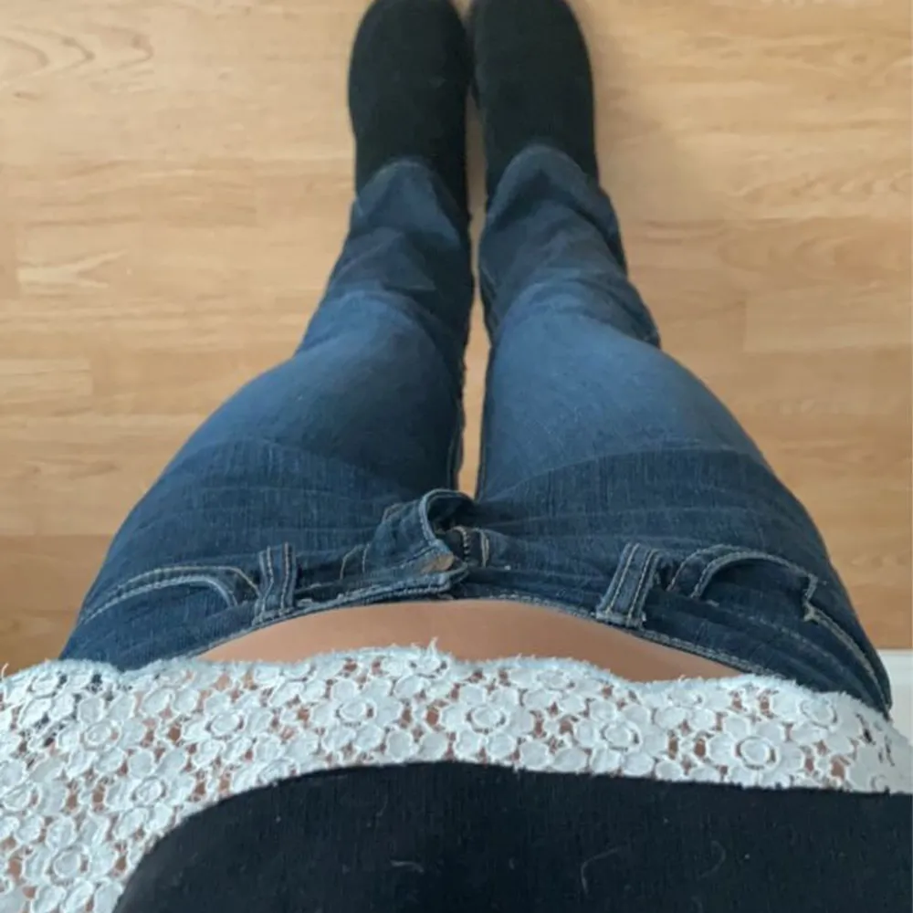 Hej, jag säljer mina lågmidjade jeans då de är lite små. Jag har använt de ett par få tal gånger. Är lite små för mig som har xs/S💞 innerbenslängd: 75cm midjemått: 33,5. Jeans & Byxor.