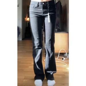 Zara bootcut jeans - Mid raise jeans från zara aldrig använde endast testade, lappen är kvar. Nypris 399kr, stretchiga och sköna och långa i benen