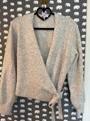 Other stories omlotttröja - Mysig omlottröja i grått vilket inte finns kvar på hemsidan. Köptes i början av året. Använts en gång. Str s. 