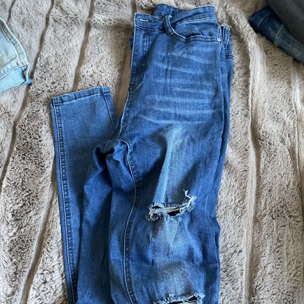 Jeans med slitningar & hål. Använda 7-10 gånger . Formar sig väldigt bra efter kroppen & är väldigt stretchiga . Jeans & Byxor.