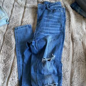 Jeans med slitningar & hål. Använda 7-10 gånger . Formar sig väldigt bra efter kroppen & är väldigt stretchiga 