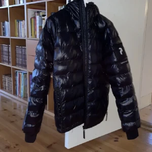 Peak performance jacka - En skit snygg glansig peak performance jacka som ej kommer till användning🤍 skick 10/10 köp gärna nu som passar både tjejer och killar