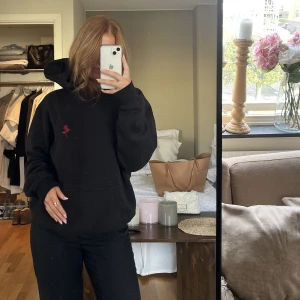 Svart hoodie - Svart hoodie med en röd ros på bröstet💕