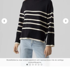 Stickad randig tröja - Säljer denna tröja som är svart med vita ränder, änvänd några få gånger❣️