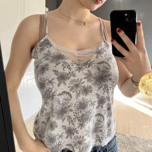 Blommigt spets linne⭐️ lite nopprig annars inga defekter💗 skickar gärna fler bilder