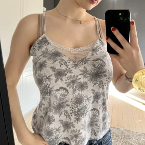 Spets linne - Blommigt spets linne⭐️ lite nopprig annars inga defekter💗 skickar gärna fler bilder