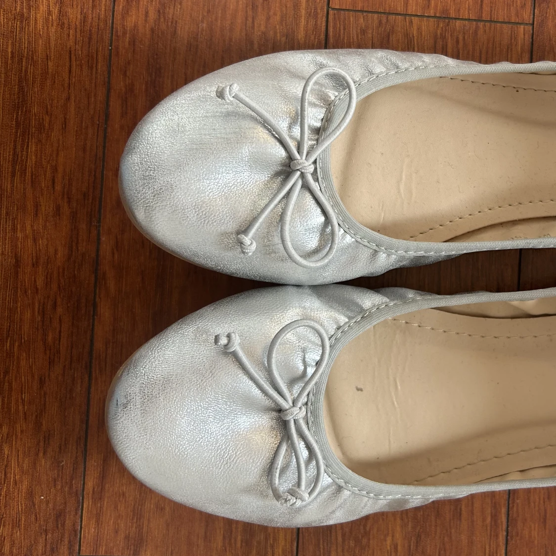 silvriga ballerina skor