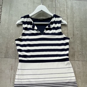 Klänning i härligt material, använd sparsamt  - Storlek 38/40