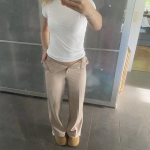 Kostymbyxor  - Säljer dessa beiga kostymbyxorna från bik bok i storlek 34 köpte dom är ändast använda en gång dom finns inte o köpa längre är jag rätt säker på jag köpte dom för 500kr och säljer dom för 250kr med snabb avfär går priset att diskutera 