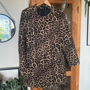 Kappa - Kappa från Zara! Medellängd & i fint skick.  Liten i storleken, mer L än XL