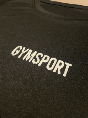 GymSport T-shirt - Träningströja som finns i Large Medium och Small. 100% polyester och är ny.