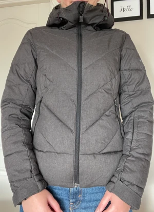 Dunjacka dam - Grå dunjacka från McKinley i storlek 34/S  Nyskick, knappt använd