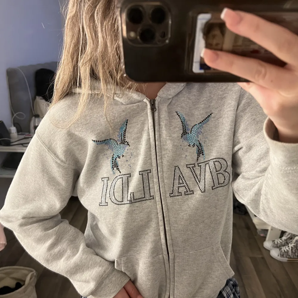 Inte använd så mycket 🫧 alla pärlor sitter kvar ❤️. Hoodies.