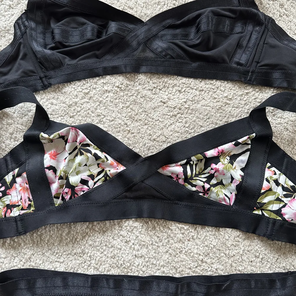 Bikini från H&M. Två överdelar i storlek 40, en svart och en blommig, samt trosor i storlek 34. . Övrigt.