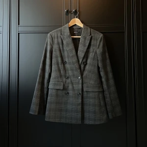 Rutig kavaj  - Rutig kavaj från Gina Tricot  Storlek: 38 Pris: 400 kr ink frakt Material: 69% polyester 29% viskos 2% elastan  Skick: Inga anmärkningar 