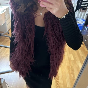 Pålsväst - För cool pälsväst i vinröd