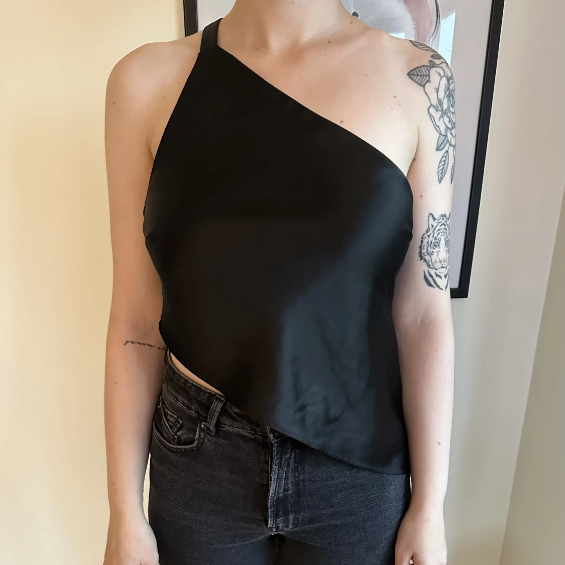 Satintopp med öppen rygg 