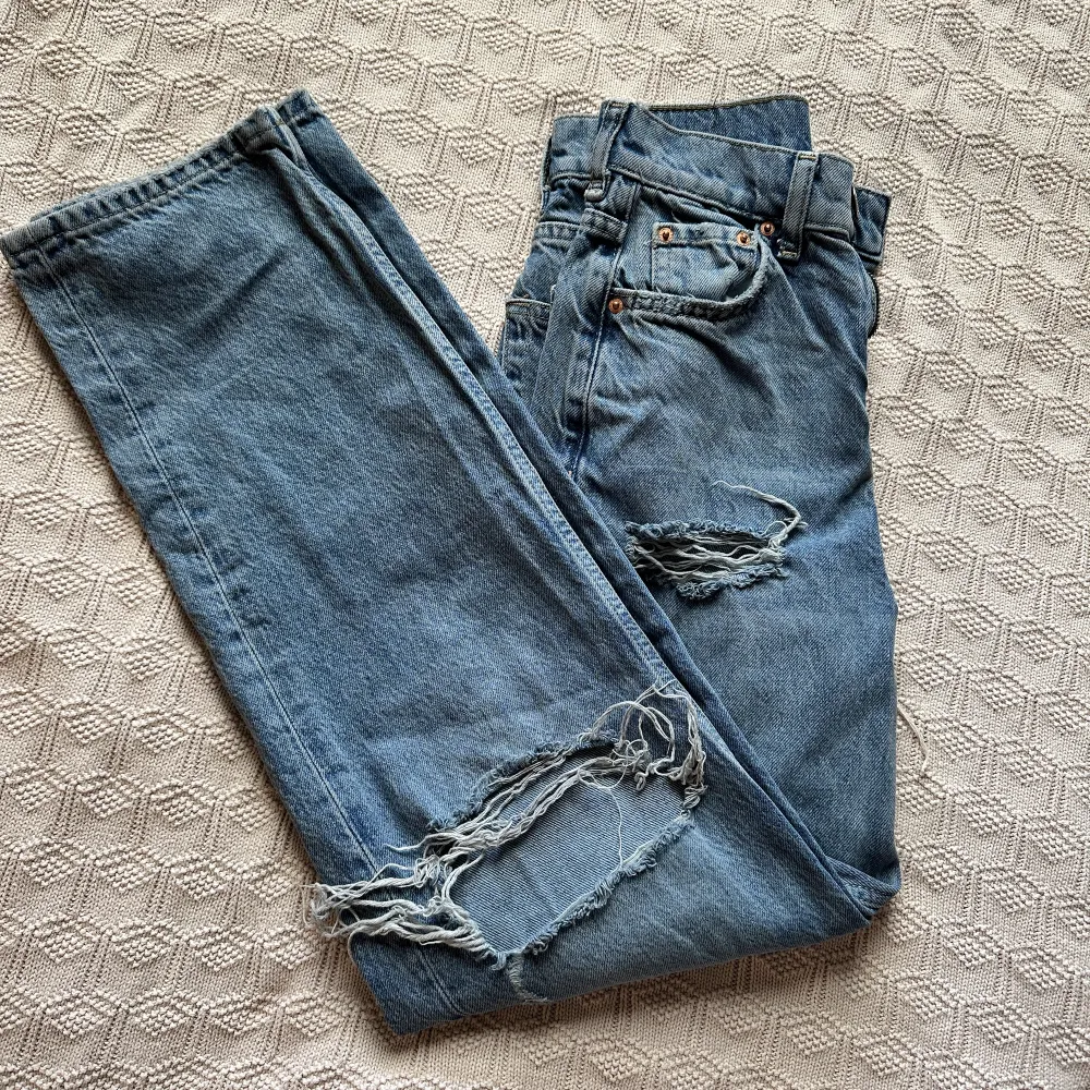 säljer dessa jätte söta jeans från ginatricot i storlek 30 petite för dem är för små på mig! har haft på mig på dem ett fåtal gånger men inga defekter.. Jeans & Byxor.