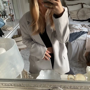 Blazer  - Blazer i sån fin grå från ginatricot 