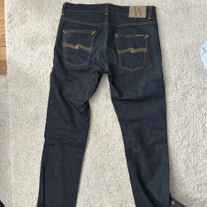 Nudie Jeans 32-34 - Nudie Jeans i storlek W32-L34. Skick 10/10 och nypris 1800kr, mitt pris 500.