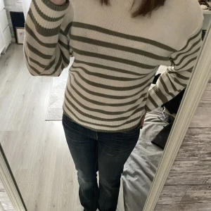 Stickad randig tröja - Stickad randig tröja från HM. XXS men passar mer som en XS-S