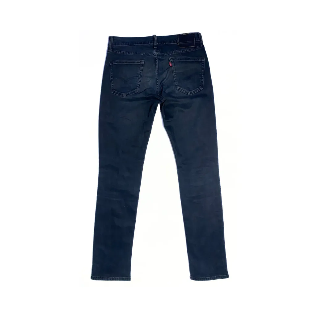 Size: 31/34. Mörkblå. Condition: Vintage. Alla jeans är uppmätta av oss! Har ni frågor eller funderingar är det bara slide DM, tveka inte!. Jeans & Byxor.
