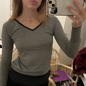 Weekend Max Mara långärmad tröja  - Jätte fin och stilig långärmad tröja från Weekend Max Mara, svart-vit randig. V-ringad. 