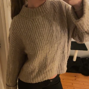 Stickad tröja🤎🤎 - Bege/brun stickad tröja från ginatricot 💖💖 den är i storlek L men skulle säga att den sitter som en S/M ❤️‍🔥