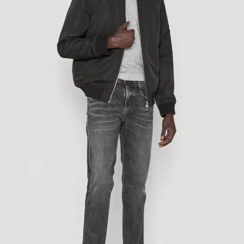 Helt nya gråa replay jeans anbass. Dom har alla taggar och allt og på sig!  33-34! Säljer pga dom var för små för mig👍🏽. Jeans & Byxor.