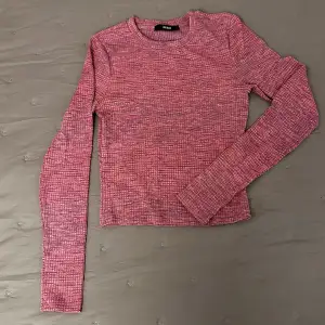 Rosa-melerad tröja/topp från bikbok. Endast använd 1 gång så i väldigt bra skick. Stl Small🩷Säljer för 90 kr +frakt, samfraktar gärna!